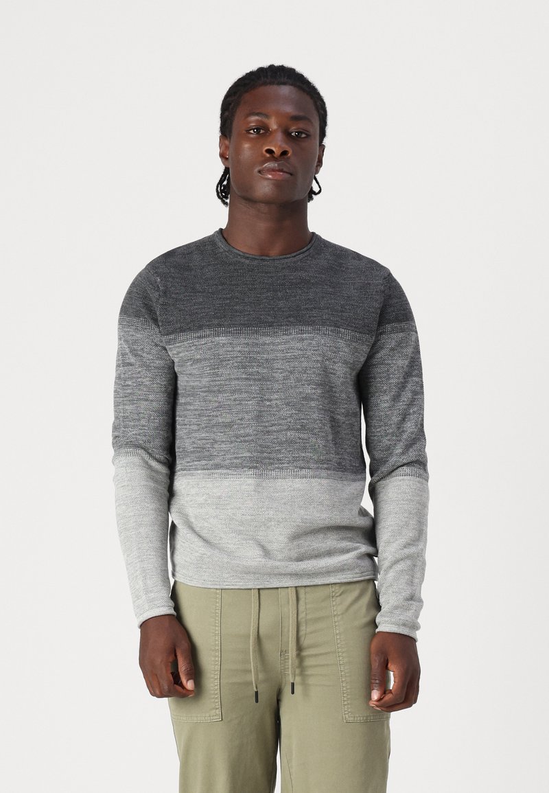 Pulover gri cu mâneci lungi, având un design gradient de la gri închis la gri deschis, cu un guler rotund și un model de tricotaj texturat.