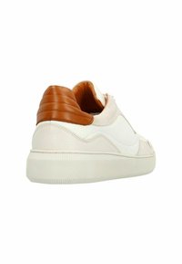 Sneaker met een bovenwerk van wit leer en suede, met tan leren hakaccenten, een gestructureerde rubberen zool en een gewatteerde kraag voor comfort.