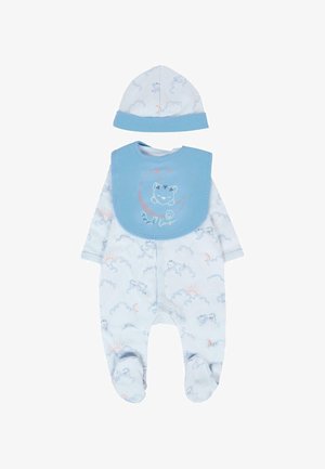 Romper per neonati azzurro chiaro con motivi a nuvola, cappello abbinato e bavaglino blu con un design di gatto e dettagli luccicanti, dotato di chiusure a scatto.