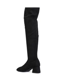 Botas negras por encima de la rodilla hechas de suave gamuza, con punta afilada y un tacón cuadrado para mayor estabilidad. Textura suave con un diseño elegante.