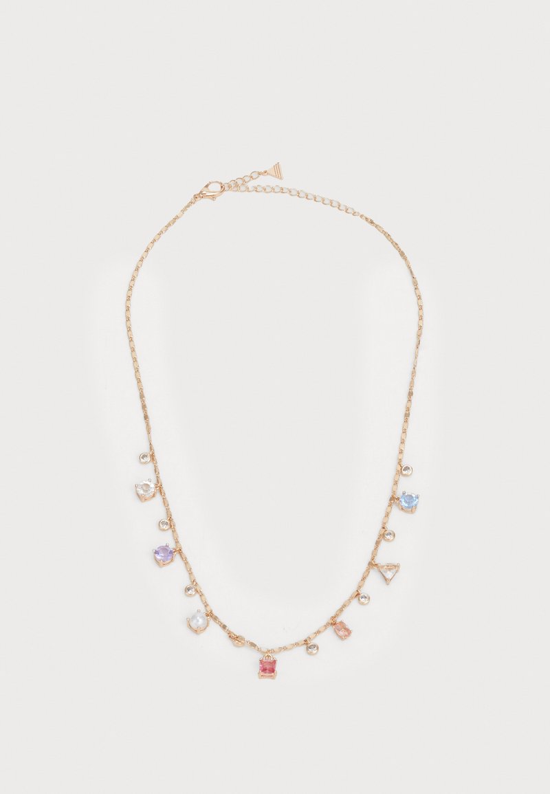 Collana a catena in tonalità oro che presenta vari accenti di gemme colorate in forme assortite, tra cui rotonda, triangolare e quadrata.