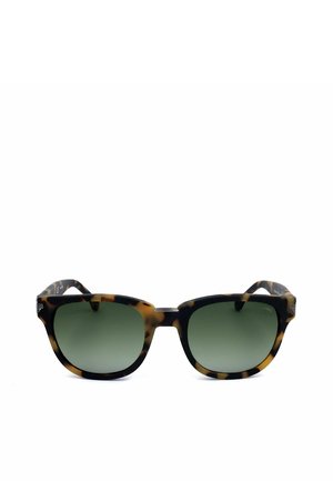 Occhiali da sole con montatura tartarugata, lenti quadrate con tinta verde e un leggero dettaglio del ponte in argento, mostrati su sfondo bianco.