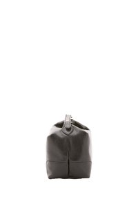 Zwarte leren toilettas met een gladde textuur, rechthoekige vorm, afgeronde bovenkant en een bovenhandvat voor eenvoudig dragen.