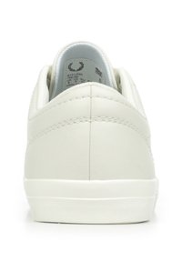 Baskets blanches en cuir avec une finition lisse, arrière arrondi et semelle en caoutchouc blanche. Présente des détails de couture et un col rembourré pour le confort.