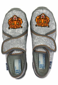 Chaussures en tissu grises avec des coutures orange. Présentent un visage de tigre orange brodé sur le dessus. Inclut une sangle Velcro ajustable pour un bon ajustement.
