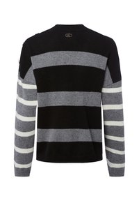 Maglione a maniche lunghe con ampie righe orizzontali alternate nere e grigie sul corpo, maniche grigie con righe orizzontali bianche.