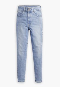 Jeans de denim azul claro con una cintura alta, diseño de pierna recta, dos bolsillos frontales y cierre de botón. Textura suave con un desvanecimiento mínimo.