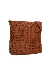 Borsa a tracolla in pelle intrecciata di un caldo marrone con una superficie testurizzata, dotata di chiusura con zip e di una tracolla per un facile trasporto.