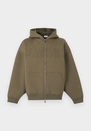 Φούτερ με φερμουάρ σε ελαιδί πράσινο, με μπροστινές τσέπες, ριμπ μανσέτες και ανάγλυφο κείμενο στο στήθος, εμφανίζεται σε απλό ανοιχτό φόντο.