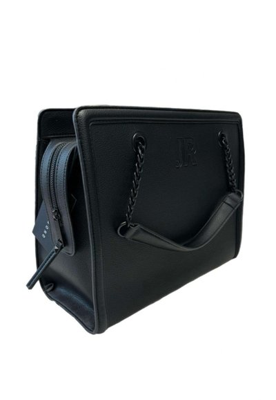 Borsa a tracolla in pelle nera con manici superiori, dotata di una tasca con zip e logo in rilievo. Texture liscia con accento in catena metallica.