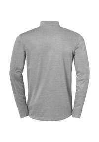Grijze polo met lange mouwen, gemaakt van zacht stof. Heeft een kraag, een rechte zoom en een gladde textuur zonder patronen of accenten.