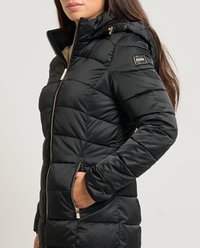 Chaqueta acolchada negra con diseño ceñido, herrajes dorados, bolsillos con cremallera y capucha ajustable. Textura acolchada en toda la prenda.