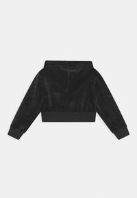 Cropped hoodie nera realizzata in morbido e liscio velluto. Presenta un cappuccio, maniche lunghe e polsini e orlo a coste.