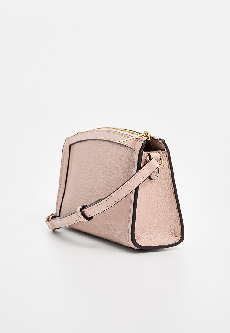 Beige leren handtas met een gestructureerd ontwerp, voorzien van een gouden rits, ronde hoeken en een afneembare schouderband. Textuuroppervlak met accenten.