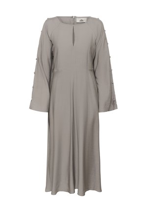 Langes graues Kleid mit Ausschnitt in Tropfenform, langen weiten Ärmeln, verziert mit kleinen, mit Stoff überzogenen Knöpfen, und einem Reißverschluss auf der Rückseite.