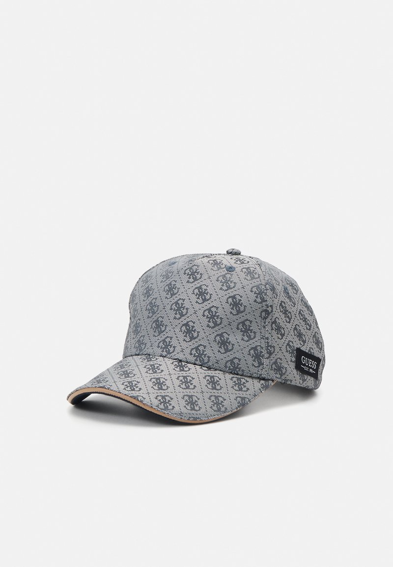 Casquette de baseball en denim gris avec motif de logos répétitif, couronne structurée, visière courbée et étiquette de marque noire sur le côté.