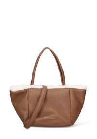 Sac à main en cuir brun avec une finition texturée, doté d'une bordure en fausse fourrure blanche en haut et de courtes poignées d'épaule. Marque en or affichée.