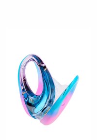 Permatomas kreivas maišelis rožinės ir mėlynos spalvų gradientu, su lygia medžiaga, apvaliu rankena ir metaliniais akcentais.