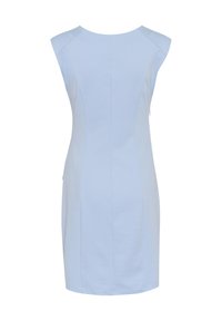 Světle modré šaty bez rukávů s přiléhavým střihem a švovými detaily. Hladká látka s čistým, minimalistickým designem.