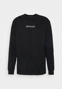 Černá mikina s dlouhými rukávy, se roztrženými detaily na ramenou a na bocích, a bílým nápisem "MENNACE" přes hrudník.