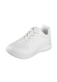 Zapatilla deportiva blanca con un upper sintético suave, diseño perforado para transpirabilidad, cierre con cordones y suela de goma texturizada.