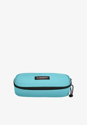 Trousse rectangulaire turquoise avec fermeture éclair noire et écusson du logo Eastpak sur le dessus, isolée sur fond blanc.
