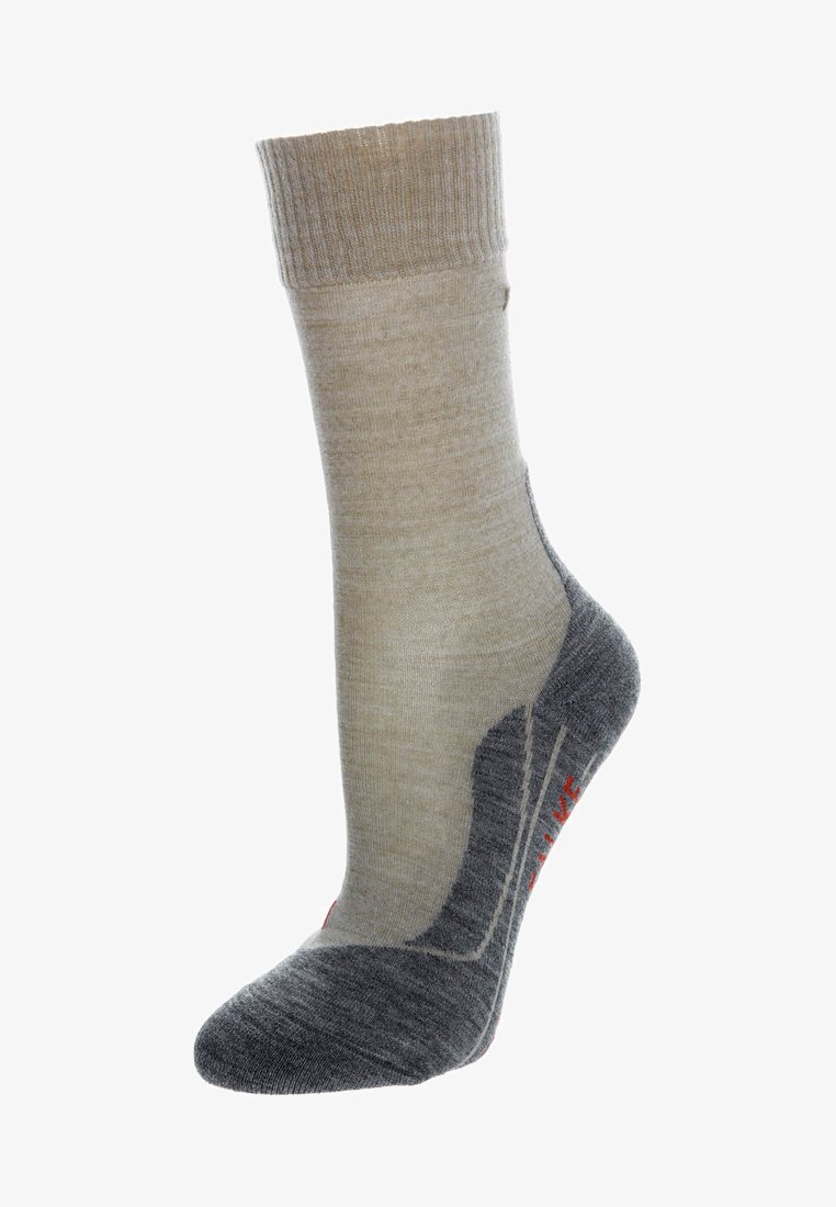 Chaussette beige et grise de longueur crew avec des zones de orteil et de talon renforcées et du texte rouge subtil sur le côté.