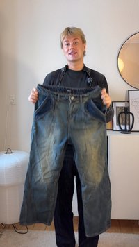 Spodnie dżinsowe z jasnym niebieskim gradientem, z zamkiem błyskawicznym i zapięciem na guzik, wyraźnymi bocznymi kieszeniami oraz zakrzywionymi szwami.