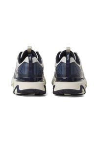 Balti un tumši zili sporta apavi ar masīvu zoli, teksturētu dizainu, atstarojošiem akcentiem un vilkšanas cilpu ar uzrakstu "KARL."