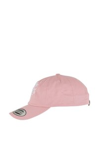 Cappellino da baseball in cotone rosa con visiera curva, fascia regolabile e lettering bianco sulla parte frontale. Presenta fori di ventilazione sulla parte superiore.