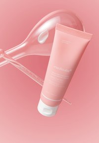 Różowa tubka kremu nawilżającego Medicube PRPN Pink Hyaluronic z białą zakrętką. Przezroczysta pipetka i kropla wody na tle w delikatnym różowym kolorze.