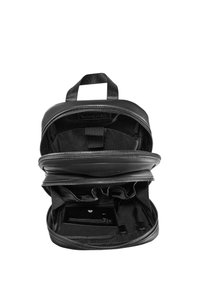 Bolso de cuero negro con dos compartimentos con cremallera, que presenta una textura suave, bolsillos interiores y un asa para facilitar el transporte.