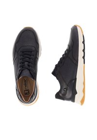 Schwarze SportSneakers mit strukturiertem Obermaterial, Schnürdesign und kontrastierender cremefarbener Sohle. Verfügt über eine Gummisohle und subtile Markenkennzeichnung.