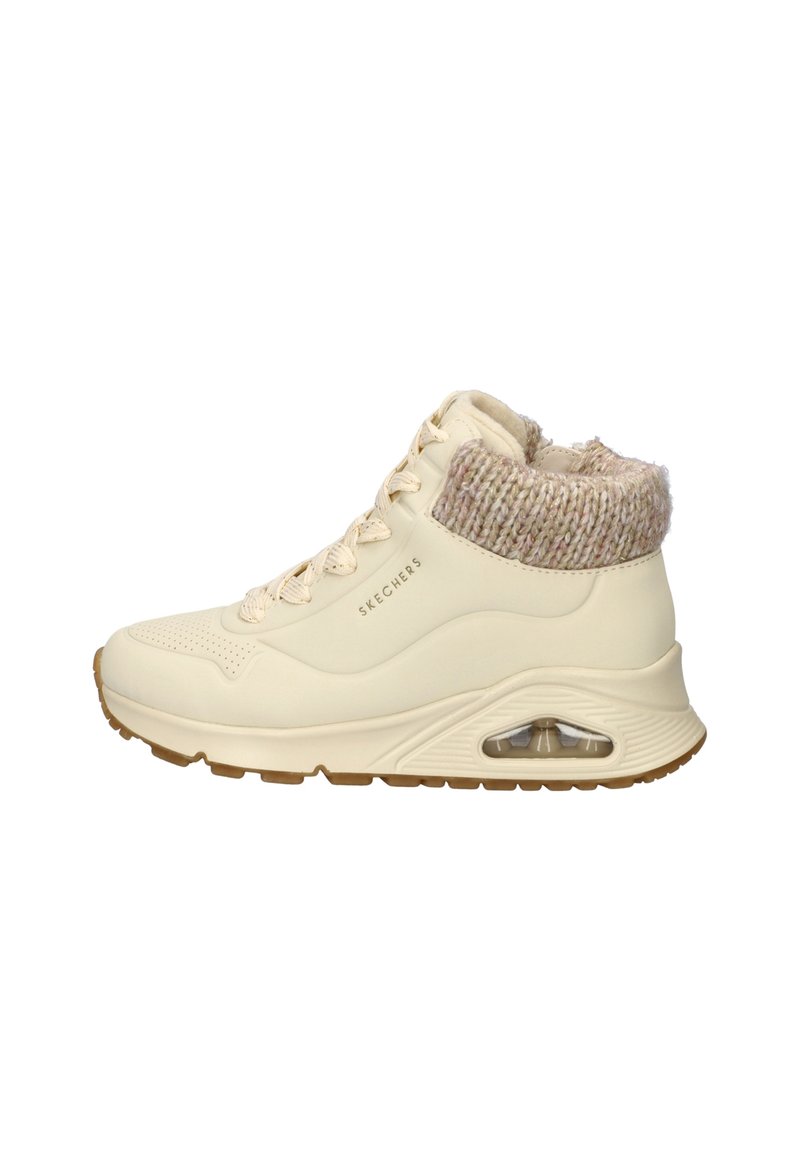Beige High-Top-Sneaker mit einem strukturierten Strickkragen, Schnürung an der Vorderseite und einer sichtbaren luftgepolsterten Zwischensohle. Gummisohle für besseren Halt.