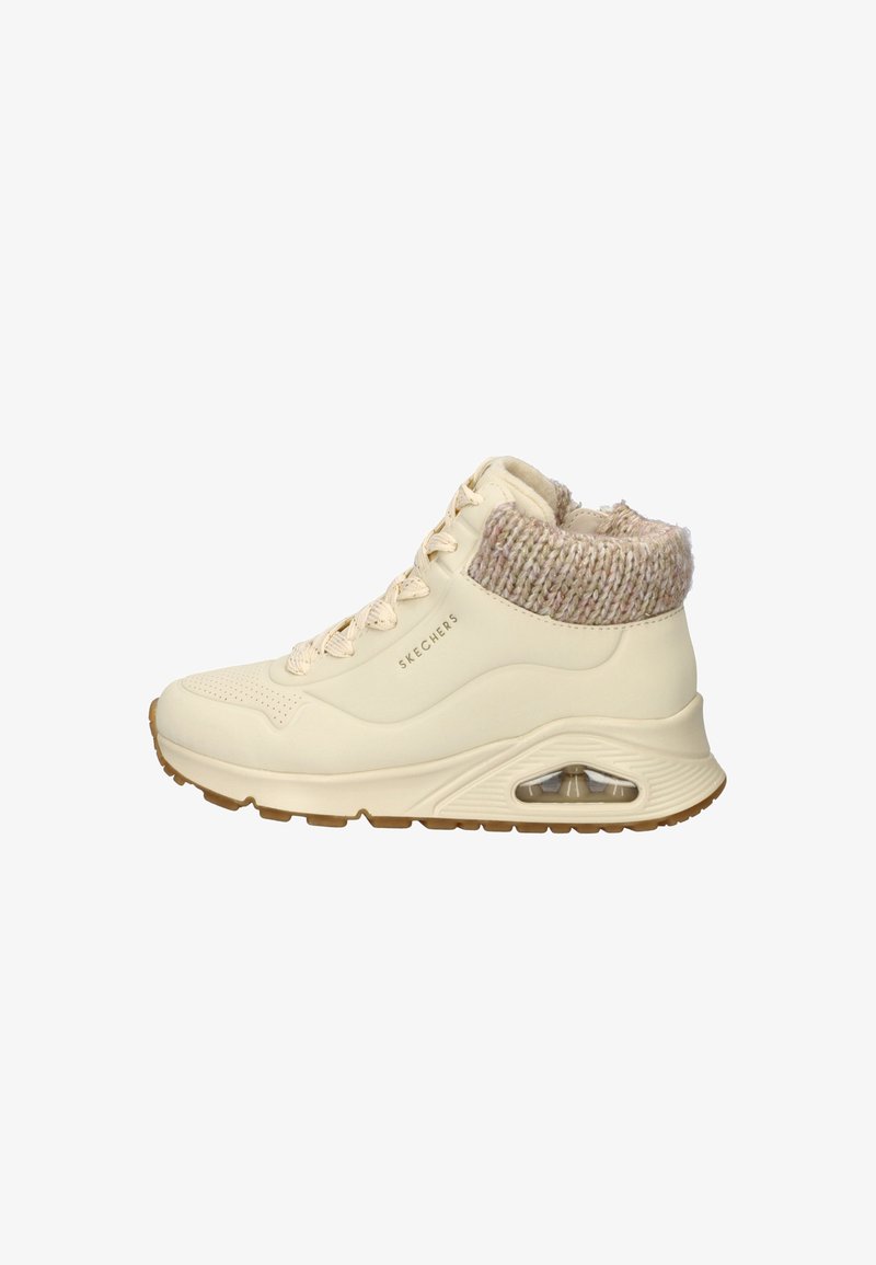 Beige High-Top-Sneaker mit einem strukturierten Strickkragen, Schnürung an der Vorderseite und einer sichtbaren luftgepolsterten Zwischensohle. Gummisohle für besseren Halt.