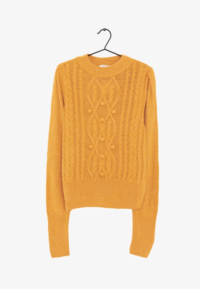 Pull en tricot jaune moutarde avec motifs torsadés et boules, manches longues, col rond, suspendu sur un cintre noir.