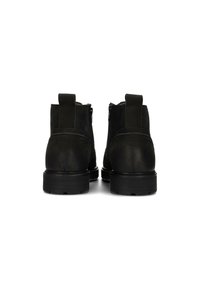 Schwarze Lederstiefel bis zum Knöchel mit glatter Textur, seitlichen Reißverschlüssen und Anziehschlaufen, auf einer strapazierfähigen schwarzen Gummisohle.