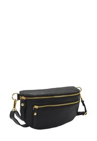 Sac en cuir noir avec deux zips dorés, forme courbée, dessus plat et bandoulière amovible. Surface texturée et éléments en métal doré.