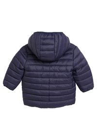 Doudoune bleu marine avec capuche, présentant un matelassage horizontal, une texture légère et des poignets élastiques. Vue de dos montrant les détails des coutures.