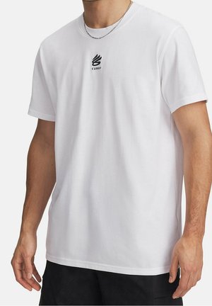 Mand iført plain hvid kortærmet T-shirt med lille sort Curry-logo på brystet og sorte shorts, mod hvid baggrund.