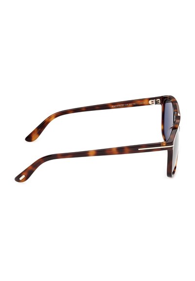 Rektangulære solbriller med skildpaddebrunt mønster, brede stel og mørketonede glas, vist fra siden mod hvid baggrund.