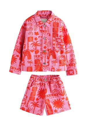 Rosa denim set bestående av en knapp-up jacka och shorts med elastisk midja, prydda med röda tropiska mönster som ananaser och blommor.