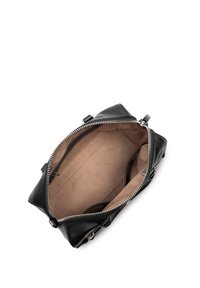 Zwarte leren handtas met een rits bovenaan, voorzien van een gladde buitenkant en een beige stoffen voering. Inclusief binnenzakken voor organisatie.