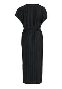 Svart plisserad klänning med rund halsringning, korta dolmanärmar och ett matchande bälte i midjan. Faller till mitt på vaden.