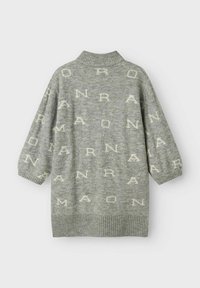 Maglione grigio lavorato a maglia con colletto e polsini a coste, caratterizzato da un motivo a lettere grigio chiaro ripetuto su tutta la superficie.