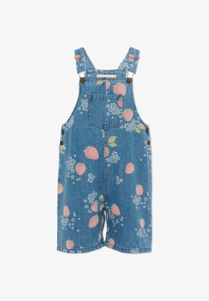 Salopette corta in denim con bretelle regolabili, tasca frontale e stampa di fragole rosa e fiori bianchi su tutta la superficie.