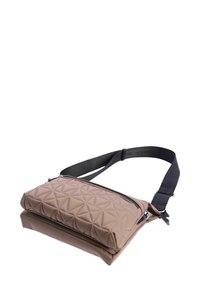 Bolso de hombro marrón acolchado con textura geométrica, que cuenta con un compartimento con cremallera y una correa oscura ajustable.