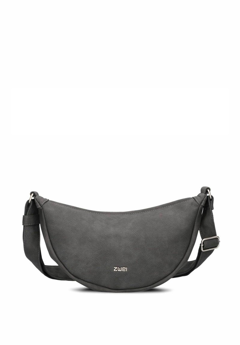 Bolso de hombro de cuero gris con forma de media luna, correa ajustable y herrajes plateados. Presenta una textura suave y un logo sutil.