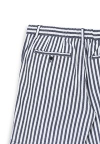 Pantaloni corti a righe da uomo in navy e bianco, con tasca posteriore con bottone, vita elastica e tessuto traspirante con righe verticali.