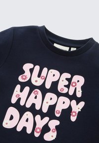 Felpa blu navy con scollatura rotonda con la scritta rosa e vivace "SUPER HAPPY DAYS" decorata con accenti floreali e dettagli glitter.